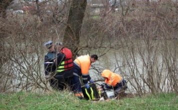 Cercetări efectuate de polițiști în cazul unui bărbat găsit mort pe malul unui râu