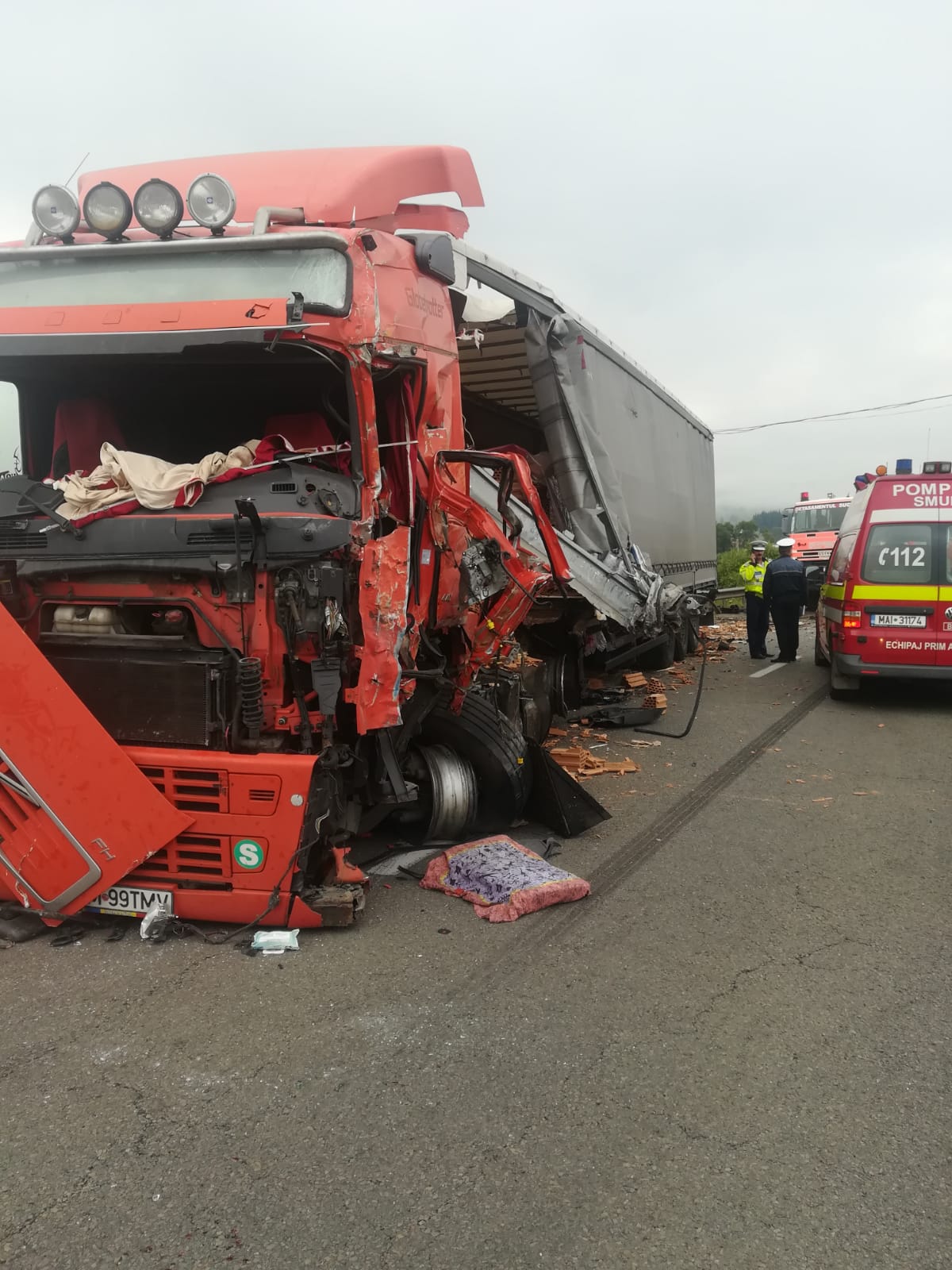 Trei Răniți După Un Impact Violent Intre Un Tir și Un Camion La