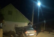 Un puști de 15 ani a furat mașina părinților și a ajuns cu ea în gardul și în peretele unei case