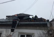 Bărbat mort după ce a căzut de pe acoperișul casei