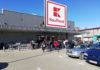 Bătaie pentru un loc de parcare, la un supermarket din Suceava