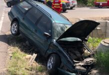 Șofer cu mașina într-un gard și în șanț după ce i s-a făcut rău la volan