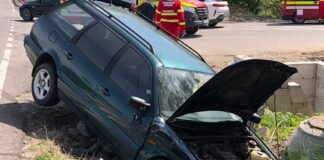 Șofer cu mașina într-un gard și în șanț după ce i s-a făcut rău la volan