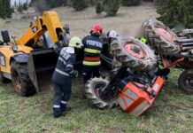 Bărbat de 79 de ani, mort de beat, cu tractorul în șanț