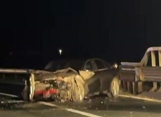 Ucrainean beat la volan, cu mașina într-un parapet, în timp ce era urmărit de poliție, autospeciala a intrat în vehiculul urmărit