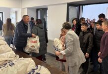 La Moara, Moș Crăciun a împărțit sute de daruri în acorduri de colinde VIDEO