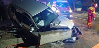 Patru tineri răniți după ce BMW-ul în care erau a zburat într-un cap de pod FOTO
