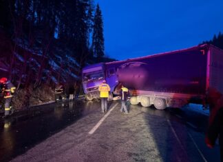 Șoferiță rănită după ce a intrat cu tirul într-un parapet de metal