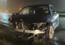 Doi răniți și trafic blocat după ce un BMW scăpat de sub control a lovit un alt vehicul FOTO
