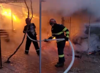 La beție, un bărbat și-a dat foc la casă și apoi s-a înjunghiat