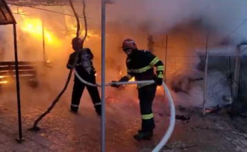 La beție, un bărbat și-a dat foc la casă și apoi s-a înjunghiat